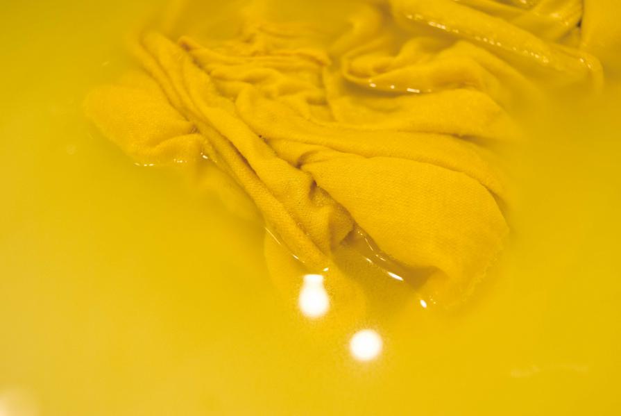 Bucato a mano giallo