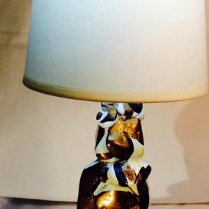 Pàjaros, 2013, cm 14x10x37, diametro paralume cm 15, acrilico e smalto su sassi, lampada da tavolo, pezzo unico.