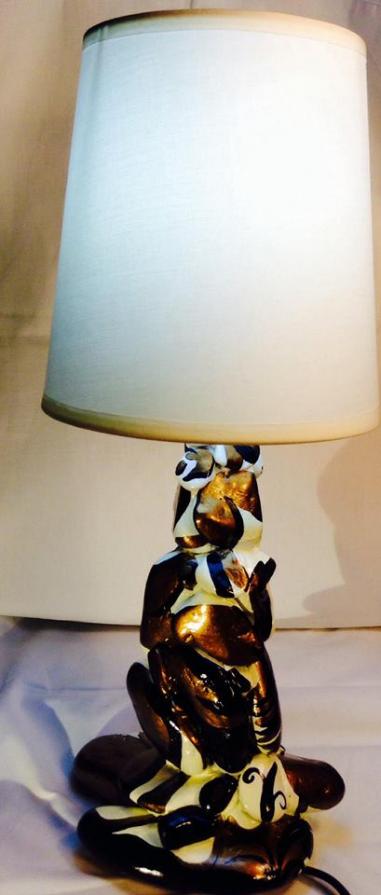 Pàjaros, 2013, cm 14x10x37, diametro paralume cm 15, acrilico e smalto su sassi, lampada da tavolo, pezzo unico.