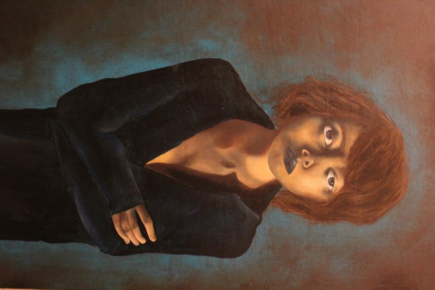 Donna con braccia conserte