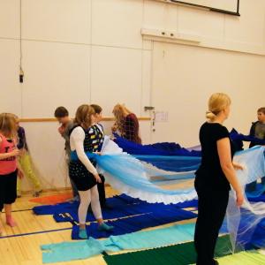 “LA SIRENA. ARTE-LA MIA SECONDA PELLE” PERFORMANCE ROSA DIDONNA PRESSO LA SCUOLA HÖNTTÄMÄEN, OULU, FINLANDIA