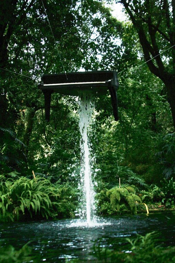 " Pianoforte1/2 coda su getto d'acqua"