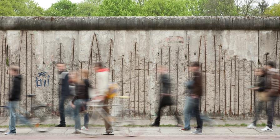 Di passaggio. Lungo le rovine del Muro.