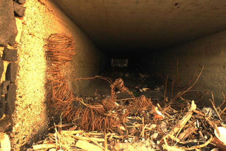 Fragile al limite di un tunnel che sfocia sul mare 