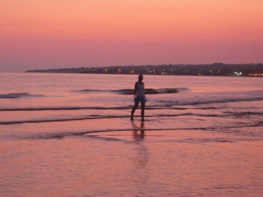 GIOVANE DONNA AI BORDI DEL MEDITERRANEO
