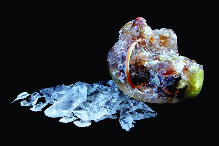 Contaminato 3, 2012-2013; resina, rifiuti di plastica, 47x30x24 cm