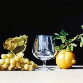 Composizione con bicchiere e uva