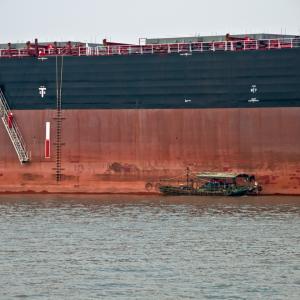 China. Shanghai. Contrasti tra nuovo e antico 1/2