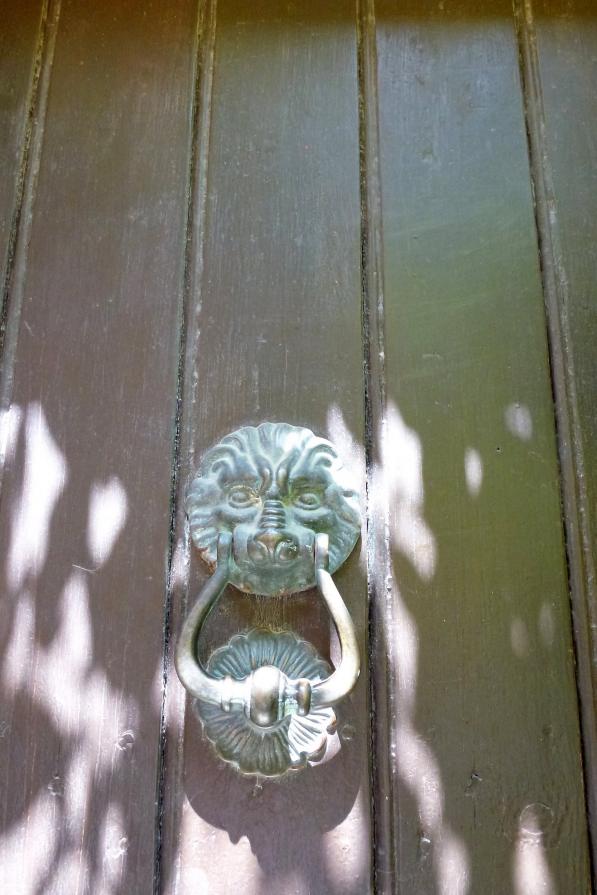 Regardez-moi dans les yeux avant de frapper !