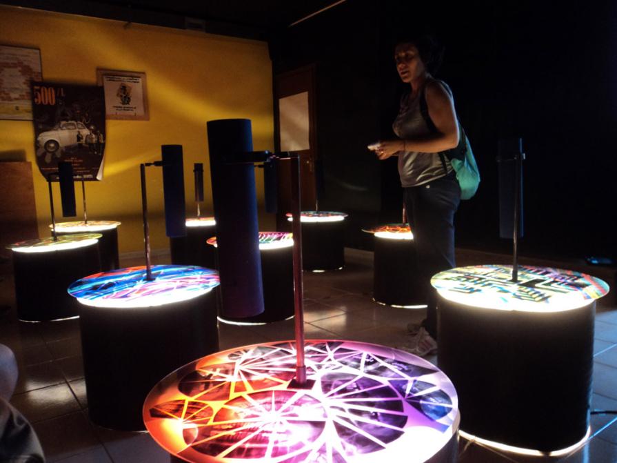 IN-FINITI OVVERO IL CORPO RISCRITTO NEGLI SPECCHI