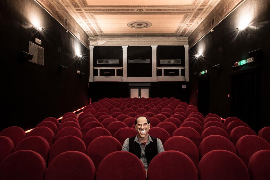 #uomoseduto #uomoseduto