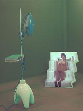 Nu descendant par un ascenseur