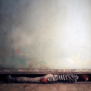 HOME*  *diventare linea d'orizzonte nell'angolo al confine tra il muro e il pavimento