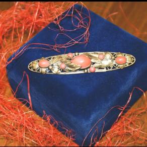 Jewelry - Gold brooch