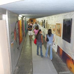 Alla mostra nel sottopasso ferroviario