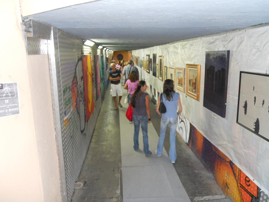 Alla mostra nel sottopasso ferroviario