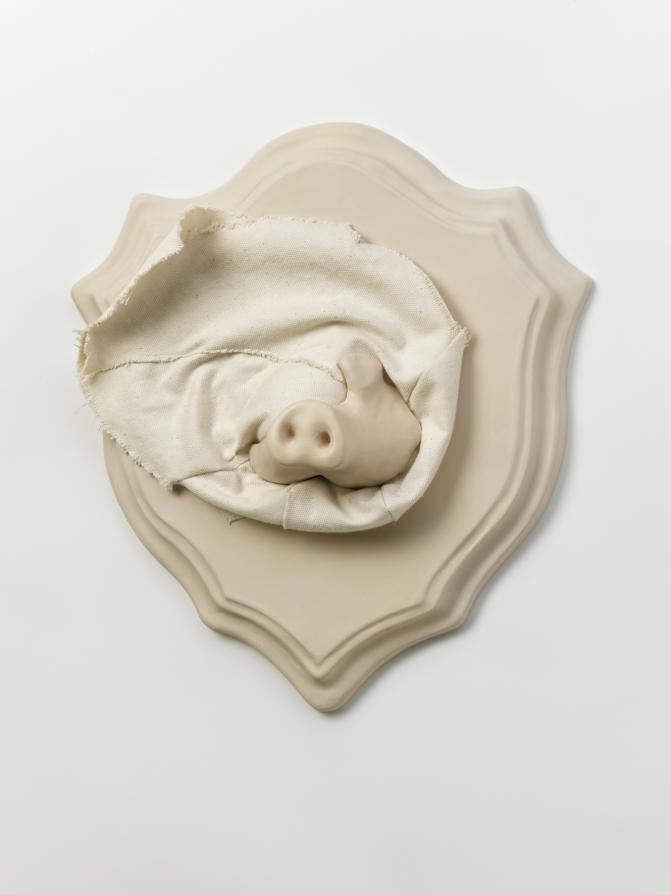 trofeo, 2012, stoffa e terracotta dipinta a freddo,43x38x20 cm