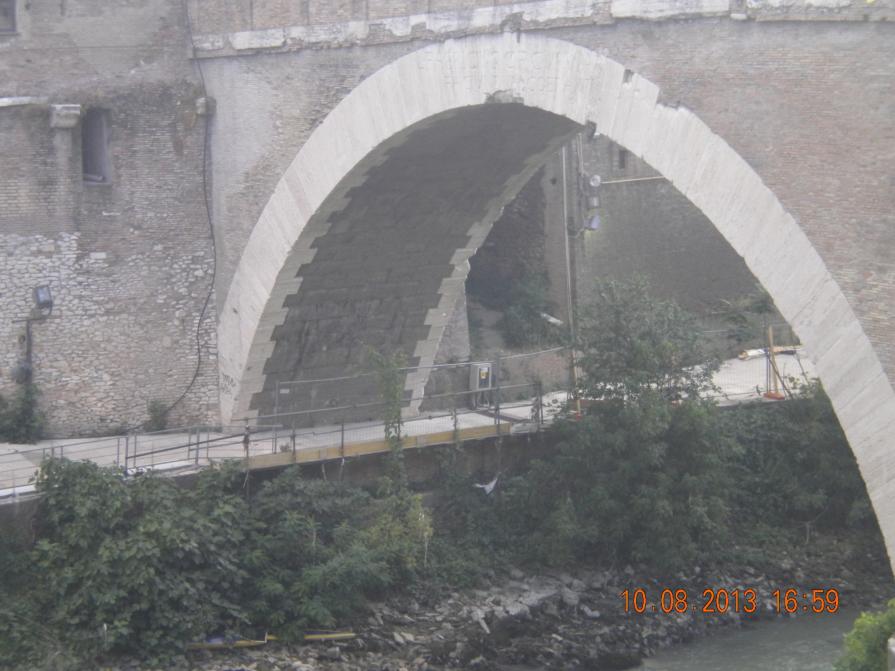 ...e sotto i ponti il Tevere sospira