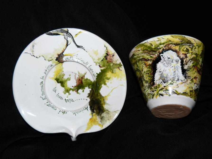 Il cucciolo di marmotta ed il pendio della montagna