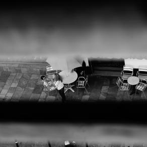 spiando attraverso le persiane