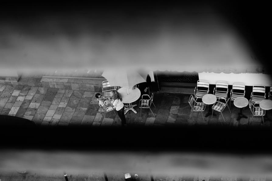 spiando attraverso le persiane