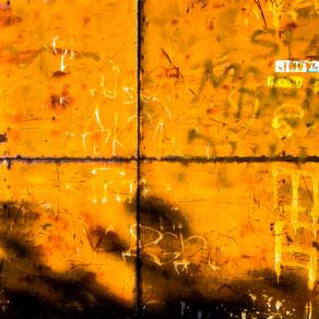 TECNICA MISTA: PORTONE E GRAFFITO DEDICATO A BASQUIAT