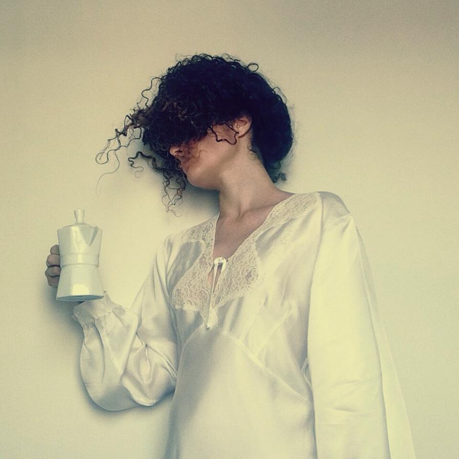 Falso risveglio Dentro il sogno Autoritratto ©Alessandra Buonocore A volte ti sembra di esserti svegliato, ma in realtà stai continuando a dormire. Falso risveglio Dentro il sogno Autoritratto ©Alessandra Buonocore A volte ti sembra di esserti svegliato, ma in realtà stai continuando a dormire.