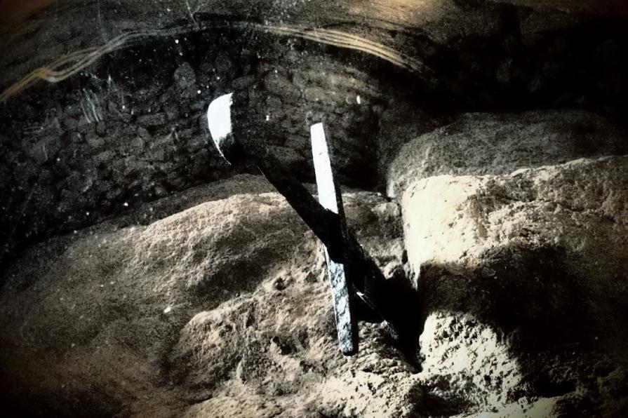 La "Spada nella roccia"  Eremo di Montesiepi ( Siena ) 