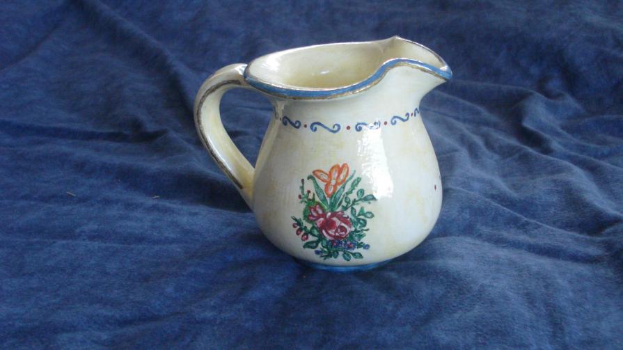 Brocca bianca con fiori