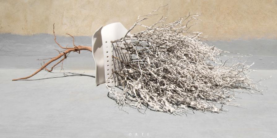 HUMAN EXOSKELETON - METAMORPHOSIS: APOLO & DAFNE