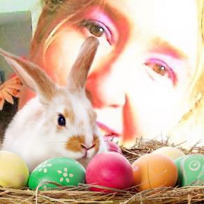 Con un coniglio pieno d’amore che semina uova di ogni colore !!! <3 