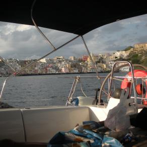 In lontananza (usare lo zoom)