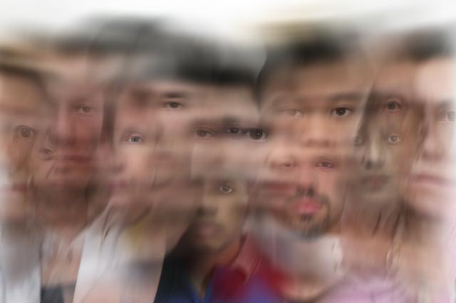 ritraggo persone tutti i giorni. scruto i loro occhi per cercarmi. ritraggo persone tutti i giorni. scruto i loro occhi per cercarmi.