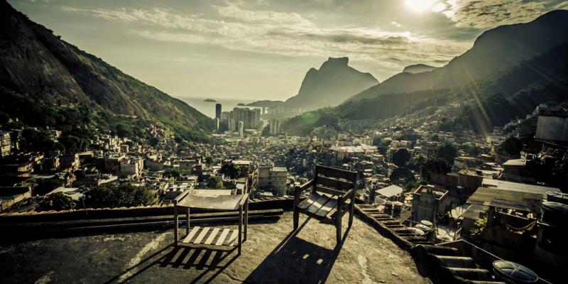 MAD ON PAPER fotografia incisione e pittura “Sulla scala rossa de La Feltrinelli” Antonio SPIRITO “Gente da Rocinha” MAD ON PAPER fotografia incisione e pittura “Sulla scala rossa de La Feltrinelli” Antonio SPIRITO “Gente da Rocinha”