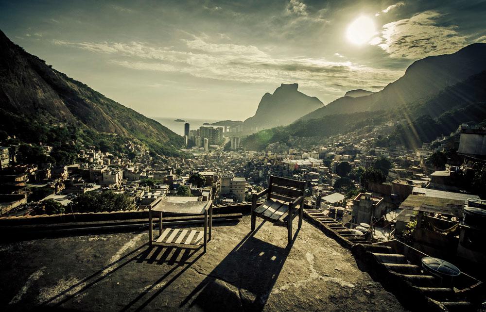 MAD ON PAPER fotografia incisione e pittura “Sulla scala rossa de La Feltrinelli” Antonio SPIRITO “Gente da Rocinha”