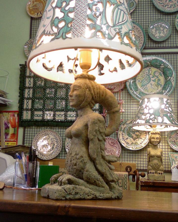 arpia con cappellone---lampada-- arpia con cappellone---lampada--