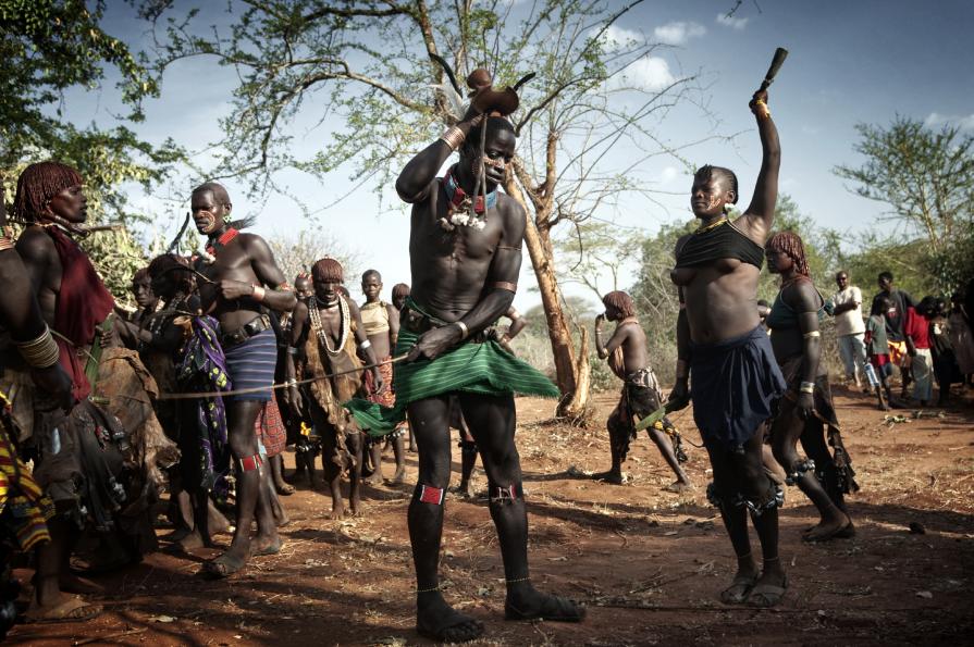 Gli umini pre tradizione prendono a frustate le donne parenti del giovane che deve sottoporsi al rito