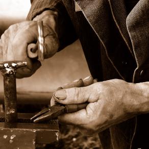 Mani sporche di fatica onesta