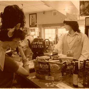 Ai Confini della Realtà, manichini in un bar