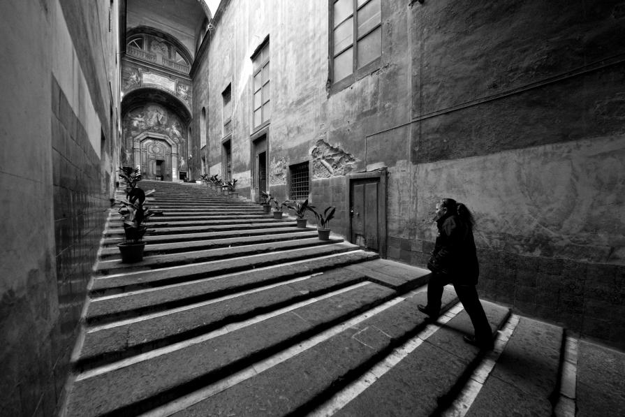 Napoli, Convento di San Gregorio Armeno, scalone di ingresso e portone affrescato