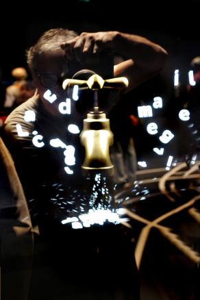 maurino non chiudere mai il rubinetto dell'anima.parla parla assembla immagini.sempre contro corrente.