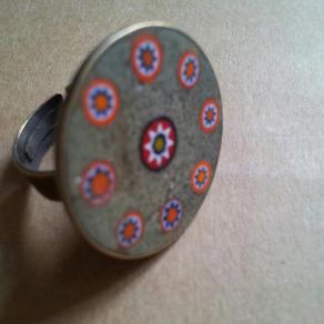 anello in cemento con mutone incastonate su cassa brunita