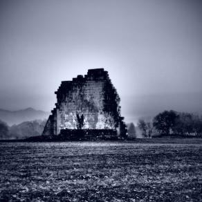 Le rovine che noi umani, stupidamente ci ostiniamo a conservare, non sono nient'altro che un esorcismo alla paura di evolvere .