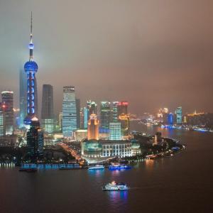 China. Shanghai. Contrasti tra nuovo e antico 1/2