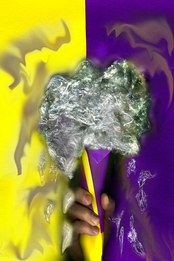 lecca il gelato velocemente,tutto si scioglie intorno a te.