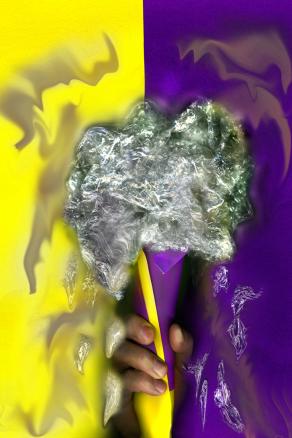 lecca il gelato velocemente,tutto si scioglie intorno a te.