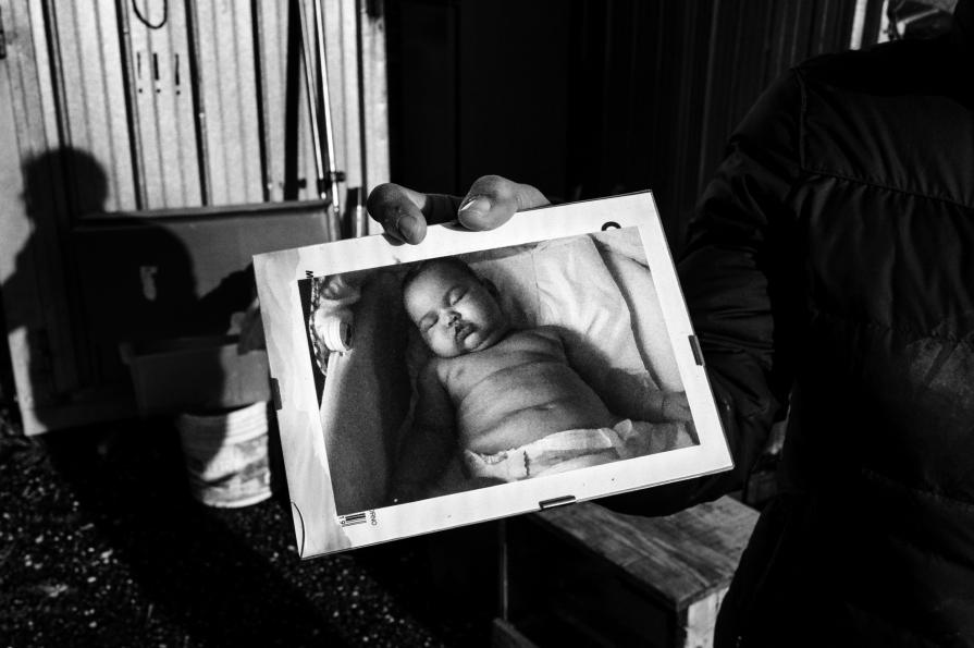 Nelly mi mostra la fotografia di Maura da piccola