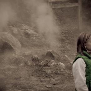 Ohi ombre vane, fuor che ne l’aspetto! tre volte dietro a lei le mani avvinsi, e tante mi tornai con