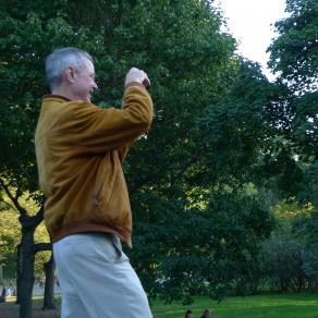 Uomo semplicemente felice fotografa il cielo