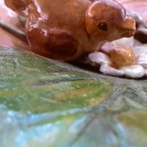 Piatto con margherite ed uccellino